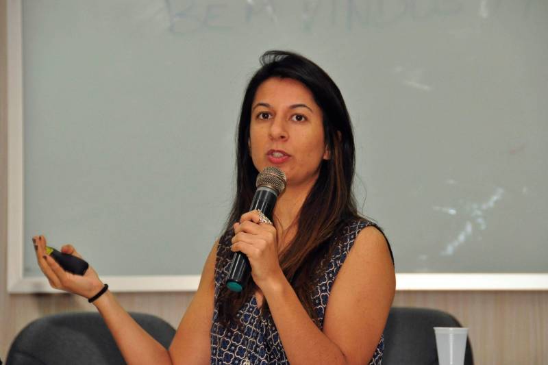 Mais de 50 profissionais de saúde que atuam em serviços de atenção domiciliar em 20 municípios paraenses estão reunidos até esta quinta-feira (26), em Belém, para o II Encontro Estadual do Programa Melhor em Casa, criado pelo governo federal, orientado pela Coordenação Estadual de Atenção Domiciliar da Secretaria de Estado de Saúde Pública (Sespa) e executado pelas prefeituras, para atender pessoas com necessidade de reabilitação motora, idosos, pacientes crônicos ou que estejam em situação pós-cirúrgica. "A proposta é sensibilizar a implantação em outros municípios e ao mesmo tempo promover uma troca de experiências entre os profissionais que já atuam no cotidiano do programa", comenta o psicólogo Guilherme Moura, coordenador estadual de Atenção Domiliciar da Sespa, setor responsável pela articulação do Melhor em Casa no Pará. Na foto, a psicóloga Sílvia Reis, integrante da Coordenação Geral de Atenção Domiciliar.
FOTO: JOSÉ PANTOJA / ASCOM SESPA
DATA: 25.04.2018
BELÉM - PARÁ <div class='credito_fotos'>Foto: José Pantoja / Ascom Sespa | <a href='/midias/2018/originais/c3a6eb95-a341-4126-9181-766ddd144a44.jpg' download><i class='fa-solid fa-download'></i> Download</a></div>