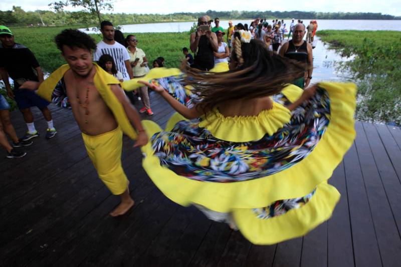 Uma reabertura feita a milhares de mãos. A fita inaugural colocada no inicio da trilha principal do Parque do Utinga foi rompida por mais de cinco mil pessoas ansiosas pelo inicio da caminhada, marcando o segundo dia da programação de reabertura do mais novo espaço paraense de lazer e interatividade com a natureza.
FOTO: MÁCIO FERREIRA / AG. PARÁ
DATA: 17.03.2018
BELÉM - PARÁ <div class='credito_fotos'>Foto: MÁCIO FERREIRA/ AG. PARÁ | <a href='/midias/2018/originais/c3ae8418-86f5-4281-b6ee-5e374858f3b1.jpg' download><i class='fa-solid fa-download'></i> Download</a></div>