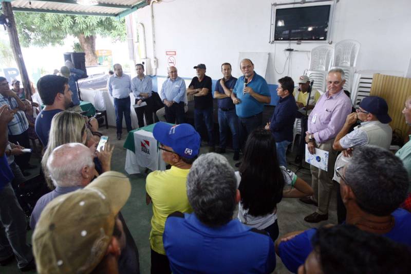 O distrito de Alter do Chão, destino turístico internacional onde fica a praia que já foi eleita a mais bonita do Brasil, recebe investimentos do governo do Estado nas áreas de infraestrutura e saneamento básico. O governador Simão Jatene, que cumpre agenda em três municípios do oeste paraense nesta sexta-feira (9) e sábado (10), assinou nesta sexta a ordem de serviço que autoriza o início da construção do novo sistema de abastecimento de água da vila, localizada a cerca de 28 quilômetros de Santarém. Orçada em R$ 11 milhões, a obra vai levar água de qualidade aos mais de sete mil habitantes da comunidade. Com o novo sistema de captação e tratamento de água, a meta é alcançar 100% dos imóveis no distrito. Segundo o presidente da Companhia de Saneamento do Pará (Cosanpa), Cláudio Conde, a obra é uma implantação pioneira em Alter do Chão, já que será o primeiro sistema do tipo fora de um núcleo urbano. O contrato com a empresa executora foi assinado na quinta-feira (8). A previsão é que os trabalhos sejam iniciados imediatamente e concluídos no prazo de 18 meses.
FOTO: THIAGO GOMES / AG. PARÁ
DATA: 09.03.2018
SANTARÉM - PARÁ <div class='credito_fotos'>Foto: Thiago Gomes /Ag. Pará | <a href='/midias/2018/originais/c3b0fbb9-ad73-4368-ba97-27559272a58c.jpg' download><i class='fa-solid fa-download'></i> Download</a></div>