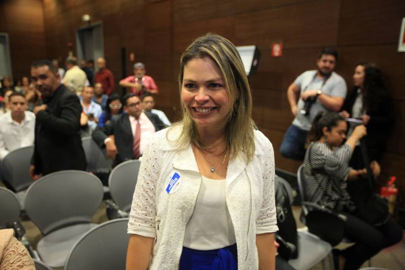O primeiro dia do Fórum Permanente de Prefeitas e Prefeitos dos Municípios Sustentáveis contou com a participação de 85 prefeitos , 17 vices e 21 secretários municipais dos 141 municípios manifestaram interesse em adotar as diretrizes do programa. Para o governador Simão Jatene, esta grande participação simboliza a união de agentes públicos que colocaram os interesses coletivos acima dos interesses individuais para construir um estado melhor para todos. Com o tema “Gestão Compartilhada”, o evento traz as experiências e os desdobramentos das agendas governamentais que foram planejadas em parceria com as gestões municipais. Através da Secretaria Extraordinária de Municípios Sustentáveis (Semsu) Governo do Pará, por meio da Semsu, investe na capacitação dos municípios para a promoção de uma gestão fiscal eficiente. Para Izabela Jatene, este primeiro dia serviu para sinalizar o quanto os gestores estão preocupados com o equilíbrio da questão fiscal dos municípios e em desenvolver uma governança compartilhada para desenvolver seus municípios. Na foto, a prefeita de Vigia, Kamille Vasconcelos.
FOTO: THIAGO GOMES / AG. PARÁ
DATA: 07.02.2018
BELÉM - PARÁ <div class='credito_fotos'>Foto: Thiago Gomes /Ag. Pará | <a href='/midias/2018/originais/c3cdc526-5a1f-4e29-a675-d218217d994f.jpg' download><i class='fa-solid fa-download'></i> Download</a></div>