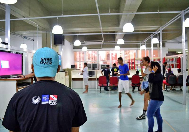 O grupo +GEEK, por meio de uma parceria com a Fundação Cultural do Pará (FCP), realizará o evento de cultura nerd +HERO DAY, com oficinas, palestras e jogos à disposição do público, gratuitamente. A programação começará na quinta-feira (22), das 14 às 19 h, e será encerrada no sábado (24). Os termos nerd e geek já fazem parte da realidade da maioria dos jovens, e estão inseridos em um dos mercados que mais crescem no mundo. Referem-se a jogos, histórias em quadrinhos, livros, filmes e séries, geralmente ligados à fantasia ou ficção científica. As fantasias, ou cosplays, também ganham destaque em eventos como esse, quando os frequentadores se vestem como seus personagens preferidos.
FOTO: ASCOM / FCP
DATA: 20.03.2018
BELÉM - PARÁ <div class='credito_fotos'>Foto: ASCOM FCP | <a href='/midias/2018/originais/c3d329c7-4aa9-40ac-a9d3-d7bfc8720328.jpg' download><i class='fa-solid fa-download'></i> Download</a></div>