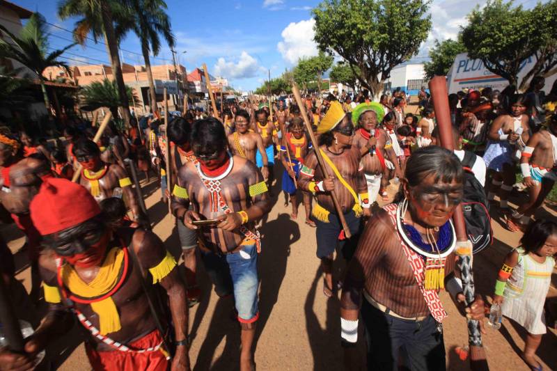 Uma caminhada pelas principais ruas de São Félix do Xingu foi o ponto alto da programação da Semana dos Povos Indígenas nesta quarta-feira (18). Os índios se concentraram em frente à Secretaria Municipal de Cultura, entoando cantos de guerra e dançando na luta por direitos. Uma das principais reivindicações é a retomada de territórios e a gestão ambiental dessas áreas. Durante a passeata, caciques se revezavam proferindo palavras de ordem, enquanto todos seguiam em cadência rumo à Praça do Triângulo, onde ocorre grande parte das atividades. A passeata foi também um protesto contra a exoneração de Franklimberg Ribeiro de Freitas da presidência da Fundação Nacional do Índio (Funai). Ele teria sido demitido pelo presidente Michel Temer a pedido de deputados da bancada ruralista, em Brasília.
FOTO: RODOLFO OLIVEIRA / AG. PARÁ
DATA: 18.04.2018
SÃO FÉLIX DO XINGU - PARÁ <div class='credito_fotos'>Foto: Rodolfo Oliveira/Ag. Pará | <a href='/midias/2018/originais/c3e74a23-9488-4d69-9aa2-2f453a361420.jpg' download><i class='fa-solid fa-download'></i> Download</a></div>