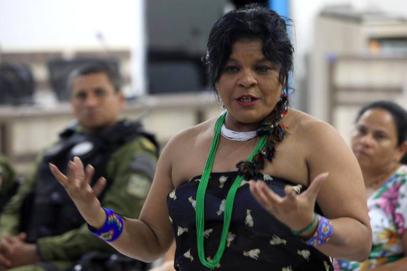 Semana dos Povos Indígenas. O maior evento do gênero no Estado começou neste domingo (15), com a chegada das cerca de 70 embarcações que se encontram no cruzamento dos rios Xingu e Fresco, na orla da cidade de São Félix do Xingu, sudeste do Pará. A reunião na Câmara Municipal (foto) é o momento em que os caciques discutem a programação, expõem anseios, dão sugestões e recebem os kits esportivos que serão usados durante os jogos. O encontro – quando também são repassadas orientações e informes sobre o esquema de segurança, as ações sociais e a dinâmica dos encontros – ocorre logo depois da chegada das tribos. Sônia Guajajara (foto), uma das mais importantes líderes indígenas da atualidade, que deu o recado na noite deste domingo durante reunião com caciques na Câmara Municipal.
FOTO: RODOLFO OLIVEIRA / AG. PARÁ
DATA: 15.04.2018
SÃO FÉLIX DO XINGU - PARÁ <div class='credito_fotos'>Foto: Rodolfo Oliveira/Ag. Pará | <a href='/midias/2018/originais/c3f71903-5f4f-4326-9280-7e015d246ff0.jpg' download><i class='fa-solid fa-download'></i> Download</a></div>