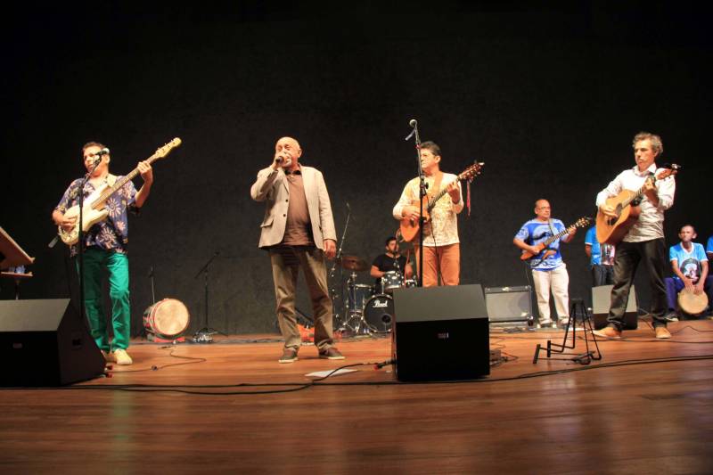 Ao som da Marujada, das ladainhas e do retumbão, o Governo do Estado inaugurou na noite de sábado, 15, o Liceu de Música de Bragança. A entrega do liceu e do teatro que compõe o projeto elaborado pela Secretaria de Estado de Cultura  (Secult)  aconteceu no clima da Marujada, festa folclórico-religiosa que começa neste domingo, 16.

FOTO: RODOLFO OLIVEIRA / AG. PARÁ
DATA: 16.12.2018
BRAGANÇA - PARÁ <div class='credito_fotos'>Foto: Rodolfo Oliveira/Ag. Pará   |   <a href='/midias/2018/originais/c409c13f-10e6-444f-a4d0-530602a8c859.jpg' download><i class='fa-solid fa-download'></i> Download</a></div>