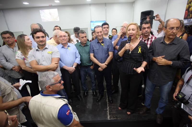 “Fiz questão de trazer minha filha para seu primeiro exercício de cidadania que é ter uma carteira de identidade, ainda mais em um local como este, que permite resolvermos várias pendências com mais conforto e praticidade”, comemorou o senhor Genival de Oliveira, 40 anos, pai da pequena Gabrielle, 8 anos. A família de seu Genival é uma das milhares que serão beneficiadas no município de Parauapebas, no sudeste paraense, com orientações e serviços de diversos órgãos estaduais em um único local: a Estação Cidadania. O espaço, localizado no Shopping Karajás, foi entregue oficialmente à população na manhã deste sábado (19). A cerimônia contou com a presença de secretários de Estado, parlamentares, entre outras autoridades locais. Esta é a segunda Estação Cidadania da região. A primeira é a de Marabá.
FOTO: THIAGO GOMES / AG. PARÁ
DATA: 19.05.2018
PARAUAPEBAS - PARÁ <div class='credito_fotos'>Foto: Thiago Gomes /Ag. Pará | <a href='/midias/2018/originais/c417c9df-3a63-45a0-b7e4-46fca20bfff1.jpg' download><i class='fa-solid fa-download'></i> Download</a></div>