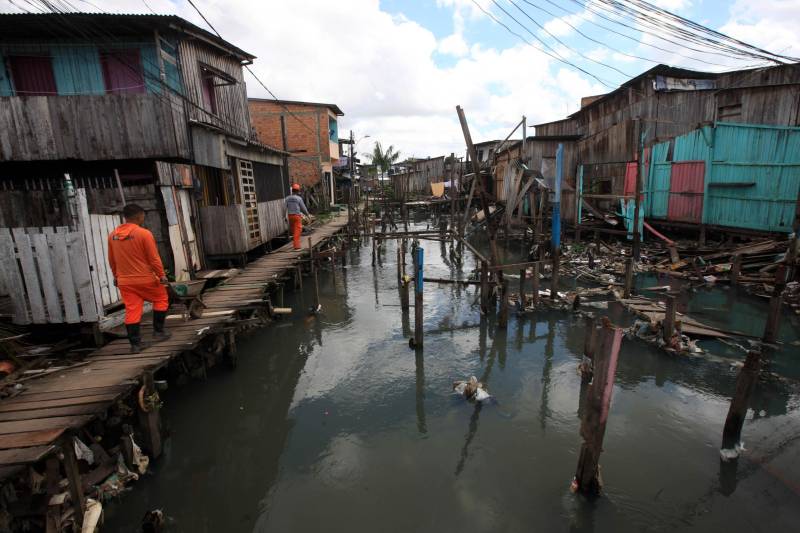 Mais de 130 benfeitorias que foram construídas de maneira irregular sobre o canal do Tucunduba foram retiradas para dar início às obras da segunda etapa do projeto de saneamento integrado da bacia do Tucunduba, que vai beneficiar 250 mil moradores dos bairros de Canudos, Guamá, Terra Firme e Marco.
FOTO: RODOLFO OLIVEIRA / AG. PARÁ
DATA: 16.05.2018
BELÉM - PARÁ <div class='credito_fotos'>Foto: Rodolfo Oliveira/Ag. Pará | <a href='/midias/2018/originais/c418d94e-f88c-4c65-b7a6-c51e3b250a80.jpg' download><i class='fa-solid fa-download'></i> Download</a></div>