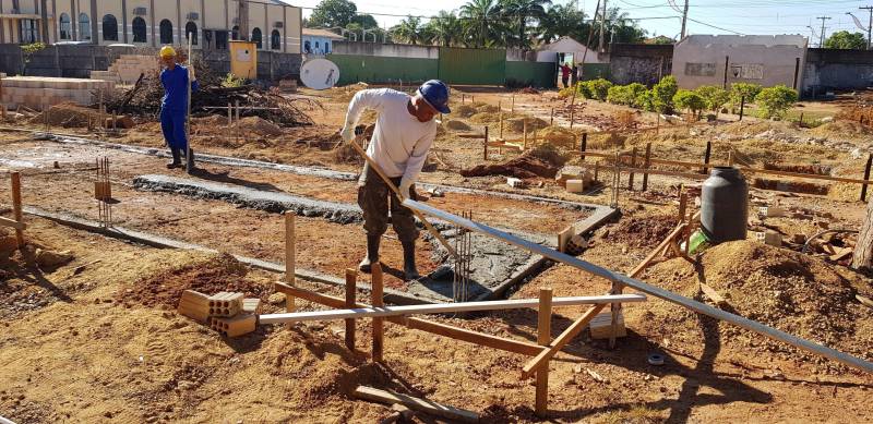 A Escola Estadual de Ensino Médio Professor Jorceli Silva Sestari (foto) começou a ser reformada no dia 26 de março. A obra, orçada em R$ 4.263.219,26, é realizada pelo Governo do Estado, por meio da Secretaria de Estado de Educação (Seduc), com recursos de financiamento do Banco Interamericano de Desenvolvimento. Com prazo de nove meses, a previsão é que o empreendimento seja inaugurado no final do ano.
FOTO: KÉLIA SANTOS / ASCOM CRGSP
DATA: 13.06.2018
SANTARÉM - PARÁ <div class='credito_fotos'>Foto: KÉLIA SANTOS / ASCOM CRGSP | <a href='/midias/2018/originais/c428b897-3693-4c43-ae2d-f5b1121271fa.jpg' download><i class='fa-solid fa-download'></i> Download</a></div>