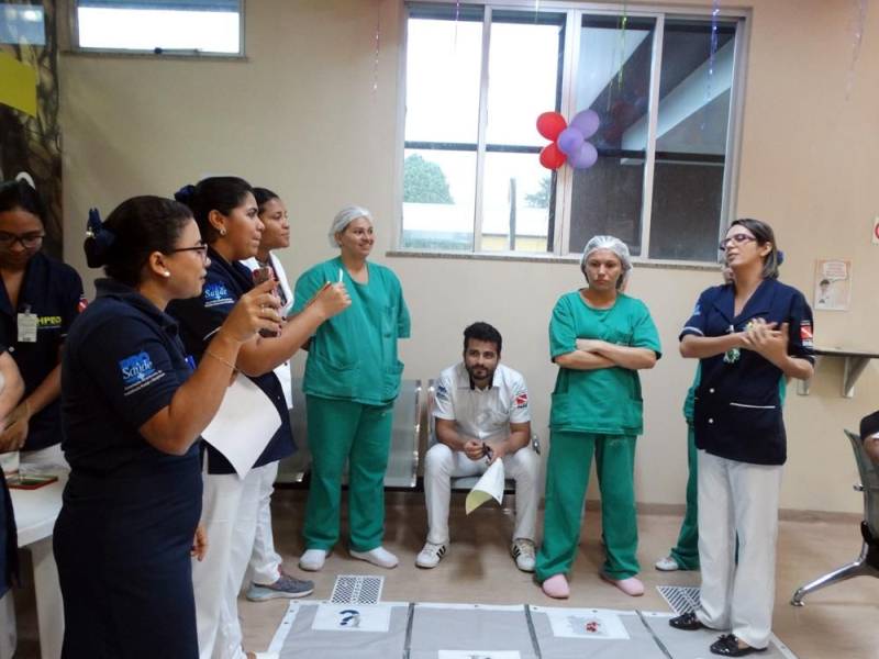 A II Semana Multiprofissional do Hospital Público Estadual Galileu (HPEG), em Belém, alia ensinamentos teóricos a atividades lúdicas para testar os conhecimentos dos profissionais da instituição. A programação, que prossegue até sexta-feira (18), promove desde debates sobre administração segura de medicamentos potencialmente perigosos a brincadeiras, que mobilizam quase 90 funcionários. O evento também é alusivo a datas importantes do calendário da área da Saúde comemoradas em maio, como o Dia do Enfermeiro (12), Dia Nacional do Controle de Infecção Hospitalar (15), Dia do Assistente Social (15) e Dia do Técnico de Enfermagem (20). O tema escolhido este ano para a Semana foi ‘Medicação Segura: Prática de quem Cuida com Amor’.
FOTO: ASCOM / HPEG
DATA: 17.05.2018
BELÉM - PARÁ <div class='credito_fotos'>Foto: ASCOM / HPEG | <a href='/midias/2018/originais/c42af991-836c-4f4e-8edf-0b878795aa86.jpg' download><i class='fa-solid fa-download'></i> Download</a></div>