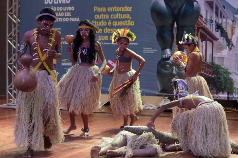 O público do I Salão do Livro do Sul e Sudeste do Pará (foto), que segue até o próximo dia 6, no Carajás Centro de Convenções, tem superado as expectativas, segundo a Associação Nacional de Livrarias. O número de visitantes vem crescendo, especialmente pela presença constante de estudantes. No quarto dia, alunos das redes municipal e estadual de ensino deram início à programação na Arena das Artes com apresentações culturais. A Escola Estadual Heloisa de Castro, localizada no núcleo Cidade Nova, em Marabá, mostrou um espetáculo sobre as Danças Circulares, projeto desenvolvido pela professora Rosilene Barros. “Eu conheci e me apaixonei pela dança circular porque as pessoas se seguram umas nas outras. Na dança não existem diferenças sociais: não existe preto, branco, lavrador, índio, pobre, negro, sexualidade, isso me chamou muita atenção. Então, fiz uma mistura, a apresentação é uma aula de valores, trago isso para os alunos, instigo eles a serem críticos”, disse.
FOTO: ELZA LIMA
DATA: 30.04.2018
MARABÁ - PARÁ <div class='credito_fotos'>Foto: ELZA LIMA | <a href='/midias/2018/originais/c42d5d75-a3f6-4643-bdcc-58f44d170089.jpg' download><i class='fa-solid fa-download'></i> Download</a></div>