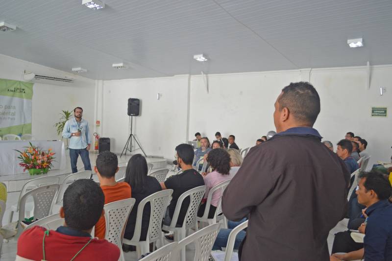 A segunda fase da II Qualificação para Gestão Ambiental dos Municípios do Pará foi iniciada na segunda-feira (14), no Polo Castanhal (Região Metropolitana de Belém), para dar continuidade à capacitação de gestores e técnicos de secretarias municipais de Meio Ambiente e de integrantes de conselhos ambientais. O objetivo é oferecer conhecimento, visando ao pleno exercício da gestão do meio ambiente, para representantes de 19 municípios das regiões de Integração Guamá e Rio Capim. A Secretaria de Estado de Meio Ambiente e Sustentabilidade (Semas) e o Programa Municípios Verdes (PMV), com apoio financeiro do Fundo Amazônia/Banco Nacional de Desenvolvimento Econômico e Social (BNDES), coordenam a programação, que ocorre até sexta-feira (18), na casa de recepções Estela, na sede municipal de Castanhal.
FOTO: ASCOM / SEMAS
DATA: 15.05.2018
BELÉM - PARÁ <div class='credito_fotos'>Foto: ASCOM SEMAS | <a href='/midias/2018/originais/c42e5f52-d638-4f4a-82ce-2480d18fd8f0.jpg' download><i class='fa-solid fa-download'></i> Download</a></div>
