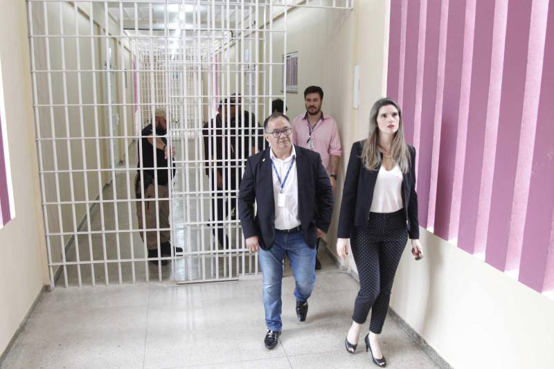 A região oeste do Pará ganhou, nesta sexta-feira (6), o primeiro Centro de Recuperação Feminino (CRF), localizado no complexo penitenciário Silvio Hall de Moura, no município de Santarém. A nova unidade prisional disponibiliza 86 vagas e vai garantir atendimento diferenciado e humanizado às mulheres custodiadas pela Superintendência do Sistema Penitenciário do Estado (Susipe). A unidade conta com dois blocos carcerários, com 13 celas coletivas (capacidade para seis vagas cada), uma cela para Pessoa com Deficiência (PCD) com duas vagas, quatro celas individuais e duas celas de visita íntima. Conta, ainda, com sala de amamentação, sala de vacinação, brinquedoteca, consultórios médicos, refeitório, salas de aula e bloco para capacitação profissional e um berçário para detentas grávidas e/ou lactantes e seus bebês. A obra foi realizada em convênio entre Governo do Estado e o Departamento Penitenciário Nacional (Depen), com investimento total de R$ 5.487.414,65, com R$ 2.852.026,89 de contrapartida do Estado. O superintendente da Susipe, coronel PM Rosinaldo da Silva Conceição, informa que além da unidade de Santarém, outras 14 obras estão em andamento, representando mais de quatro mil novas vagas no sistema penitenciário.
FOTO: AKIRA ONUMA / ASCOM SUSIPE
DATA: 06.04.2018
BELÉM - PARÁ <div class='credito_fotos'>Foto: Akira Onuma / Ascom Susipe | <a href='/midias/2018/originais/c434bcc2-f00e-4dcd-8255-0da6bcb6247f.jpg' download><i class='fa-solid fa-download'></i> Download</a></div>
