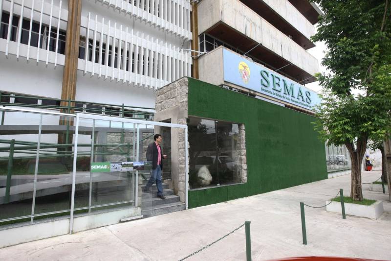 O Pará lidera o Ranking da Transparência Ambiental do Ministério Público Federal (MPF). Divulgado no dia 5 deste mês, o levantamento feito com 104 órgãos federais e estaduais avaliou o desempenho dessas instituições na publicação e acessibilidade de dados sobre atos administrativos, como planos de manejo vigentes e investimentos em ações e projetos. As ações que aproximam o cidadão paraense da administração pública colocam o Estado no topo da lista e incluem quatro instituições que atuam na política de gestão ambiental estadual, com destaque para o Instituto de Desenvolvimento Florestal e da Biodiversidade (Ideflor-bio) e a Secretaria de Meio Ambiente e Sustentabilidade (Semas). Também estão no Ranking da Transparência Ambiental do MPF o Instituto de Terras do Pará (Iterpa), na 28ª colocação, e a Agência de Defesa Agropecuária (Adepará), na 40ª. O Ideblor-bio é o órgão mais bem avaliado no Brasil, ao lado de outras cinco instituições, uma delas da União, a Agência Nacional de Águas (ANA) – as demais são do Distrito Federal e dos Estados do Amapá, Minas Gerais e Paraná.
FOTO: CARLOS SODRÉ / AG. PARÁ
DATA: 09.04.2018
BELÉM - PARÁ <div class='credito_fotos'>Foto: Carlos Sodré/Agência Pará | <a href='/midias/2018/originais/c4499099-081d-4690-ae2a-834ba87428c8.jpg' download><i class='fa-solid fa-download'></i> Download</a></div>