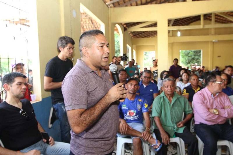 As ruas do bairro Ponto Certo, no município de São Domingos do Capim, no nordeste paraense, ganharão maior mobilidade e segurança. O chão de terra vermelha dará lugar à pavimentação, por meio do programa Asfalto na Cidade, trazendo mais qualidade de vida aos seus moradores e fluidez no trânsito. A ordem de serviço que garante o início das obras foi entregue neste sábado (30), durante evento realizado no salão paroquial da comunidade do Perpétuo Socorro. A cerimônia contou com a participação de representantes do governo do Estado, parlamentares, comunidade e autoridades locais. Ao todo serão asfaltados quatro quilômetros de vias, totalizando um investimento de mais de R$ 2,1 milhões. O município é um dos 142 que já aderiram ao programa Municípios Sustentáveis, da Secretaria Extraordinária de Estado de Municípios Sustentáveis (Semsu). A iniciativa atua no fortalecimento das gestões municipais como uma das ferramentas para o desenvolvimento do Estado. A pavimentação de vias urbanas é fruto das articulações e agenda compartilhada entre o Estado e as prefeituras municipais, dentro do PMS. Na foto, o prefeito Paulo Elson da Silva.
FOTO: CRISTINO MARTINS / AG. PARÁ
DATA: 30.06.2018
SÃO DOMINGOS DO CAPIM - PARÁ <div class='credito_fotos'>Foto: Cristino Martins/Ag. Pará | <a href='/midias/2018/originais/c449e80a-4551-4ca0-abd5-999cf59324a1.jpg' download><i class='fa-solid fa-download'></i> Download</a></div>