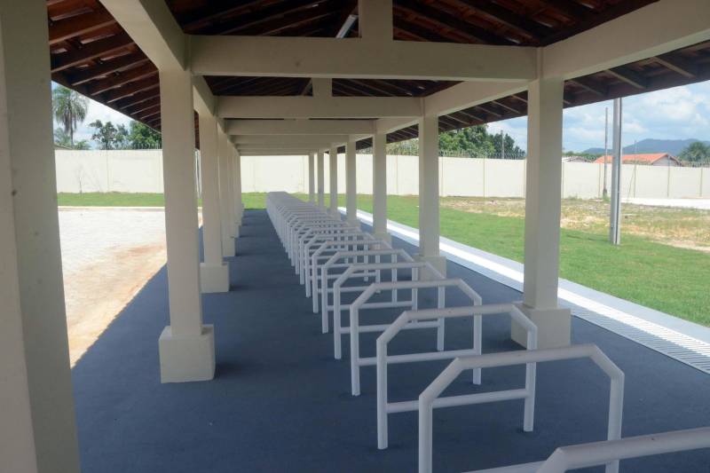 A comunidade escolar do município de Pau D´Arco, no sudeste paraense, recebeu, na quinta-feira (27), a Escola Estadual de Ensino Médio “Paul Hannemann” (foto), totalmente reconstruída pelo Governo do Estado. A cerimônia de entrega das obras contou com a presença da secretária de Estado de Educação, Ana Claudia Serruya Hage, e de dirigentes da Seduc, além de lideranças comunitárias e gestores da escola. A reconstrução da Escola “Paulo Hannemann” foi financiada com recursos do Banco Interamericano de Desenvolvimento (BID). A obra foi executada pela Secretaria de Educação e custou cerca de R$ 3.146.962,76. O projeto faz parte do Programa de Melhoria da Qualidade e Expansão da Cobertura da Educação Básica do Pará, preconizado pela Seduc no âmbito do Pacto pela Educação.

FOTO: FERNANDO NOBRE / ASCOM SEDUC
DATA: 27.12.2018
PAU D'ARCO - PARÁ <div class='credito_fotos'>Foto: FERNANDO NOBRE/ASCOM SEDUC   |   <a href='/midias/2018/originais/c44ab631-6bec-48a4-93a0-5dd54c4095ab.jpg' download><i class='fa-solid fa-download'></i> Download</a></div>