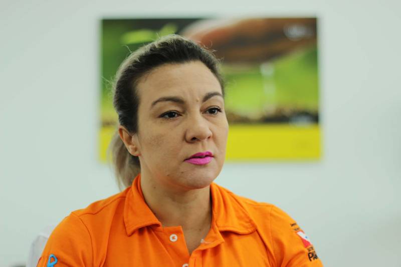 Euforia, emoção e muita gritaria. Cenário de milhões de pessoas durante a Copa do Mundo de Futebol. Toda essa efervescência de sentimentos e um clima quente, como o do Pará, contribuem para aumentar as queixas de gripes, problemas na garganta e dificuldades respiratórias. Por isso, fonoaudiólogos do Centro Integrado de Inclusão e Reabilitação (CIIR) orientam a população sobre cuidados com a voz durante os jogos. De acordo com a fonoaudióloga do CIIR, Ana Carolina Teixeira, a hidratação é o cuidado mais importante com a voz. “É preciso evitar a desidratação das pregas vocais. Tomar bastante água, em temperatura ambiente, é o melhor caminho. O ideal é deixarmos uma garrafa sempre por perto, para tomarmos de 15 em 15 minutos, pelo menos”, disse a especialista, ressaltando que alimentos apimentados, achocolatados e leite são propícios a gerar o conhecido “pigarro”. Na foto, a fonoaudióloga do CIIR, Ana Carolina Teixeira.
FOTO: ASCOM / INDSH
DATA: 30.06.2018
BELÉM - PARÁ <div class='credito_fotos'>Foto: ASCOM / INDSH | <a href='/midias/2018/originais/c453be1e-b072-4ab4-acaa-b4908d086e77.jpg' download><i class='fa-solid fa-download'></i> Download</a></div>