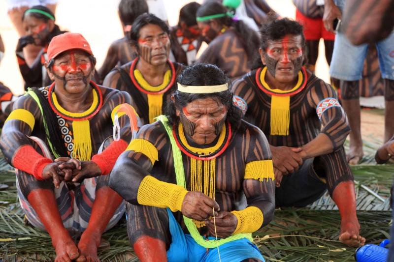 Está quase tudo pronto para a 6ª Semana dos Povos Indígenas, que começa neste domingo (15), em São Félix do Xingu, no sudeste do Pará. Antes de sair das aldeias em direção a São Félix – o terceiro maior município paraense em extensão territorial, atrás apenas de Altamira e Oriximiná –, as tribos fazem festa, numa espécie de preparação para os dias vindouros longe de casa. Na aldeia Krôkamôr, às margens do Rio Xingu e longe cerca de oito horas de barco da sede municipal, homens, mulheres e crianças Kayapó se unem na dança Kwyrykangô.
FOTO: RODOLFO OLIVEIRA / AG. PARÁ
DATA: 15.04.2018
SÃO FÉLIX DO XINGU - PARÁ <div class='credito_fotos'>Foto: Rodolfo Oliveira/Ag. Pará | <a href='/midias/2018/originais/c455a756-5108-4169-b0d0-74530eac8385.jpg' download><i class='fa-solid fa-download'></i> Download</a></div>