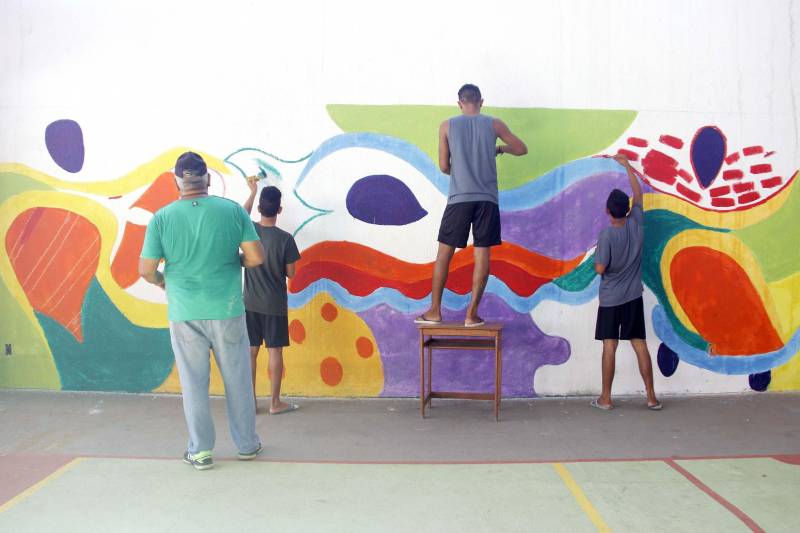 As 14 unidades socioeducativas do Pará promovem a partir desta semana o IV Recreio de Verão Socioeducativo (foto), uma iniciativa que reúne atividades de arte, cultura, esporte e lazer para adolescentes e jovens em privação de liberdade, potencializando as atividades pedagógicas no mês de julho, durante o recesso escolar. Em Marabá, no sudeste paraense, arte-educadores e servidores do Centro de Internação do Adolescente Masculino (Ciam-Marabá) realizam uma série de atividades e oficinas desde esta terça-feira (10). Entre essas atividades estão jogos de futebol, futsal e vôlei, além de oficina de pipa e pintura, artesanato, ações socioambientais, teatro e panificação. A coordenadora do complexo esportivo e cultural Apoena, Marta Santos, informou que as oficinas realizadas na unidade de Marabá são uma extensão das atividades já realizadas nas unidades de Belém, com iniciativas que fortaleçam o processo de ressocialização dos jovens assistidos. “Aqui, em Marabá, estamos potencializando as atividades ao longo da semana, culminando com uma apresentação especial na sexta-feira (13), fruto das atividades realizadas ao longo da semana. Contamos com 57 adolescentes, e atividades sendo realizadas ao longo de todo o mês, um trabalho que eles gostam e se identificam”, afirmou a coordenadora.
FOTO: FRANKLIN SALVADOR / ASCOM FASEPA
DATA: 10.07.2018
BELÉM - PARÁ <div class='credito_fotos'>Foto: FRANKLIN SALVADOR / ASCOM FASEPA | <a href='/midias/2018/originais/c45abbf4-1279-49ac-8453-a6b70d30b18d.jpg' download><i class='fa-solid fa-download'></i> Download</a></div>
