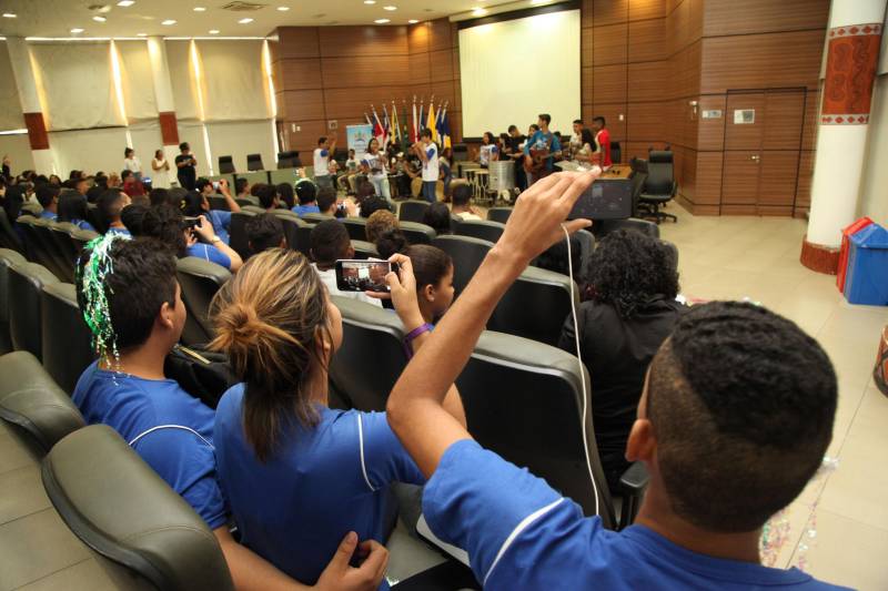 A culminância do Projeto Direitos Humanos em Cena e do Programa Trabalho Justiça e Cidadania (TJC), desenvolvidos com alunos da rede pública de ensino de Belém, ocorreu na manhã desta terça-feira (20). As ações são realizadas pelo Governo do Pará, por meio da Secretaria de Estado de Justiça e Diretos Humanos (Sejudh)/Coordenadoria de Enfrentamento ao Tráfico de Pessoas e ao Trabalho Escravo, em parceria com o Tribunal de Justiça do Pará e Associação dos Magistrados da Justiça do Trabalho (Amatra 8).
FOTO: WAGNER ALMEIDA / ASCOM SEJUDH
DATA: 20.11.2018
BELÉM - PARÁ
<div class='credito_fotos'>Foto: Wagner Almeida/ Ascom Sejudh | <a href='/midias/2018/originais/c45fe268-448c-4080-b2e1-e012c4572658.jpg' download><i class='fa-solid fa-download'></i> Download</a></div>
