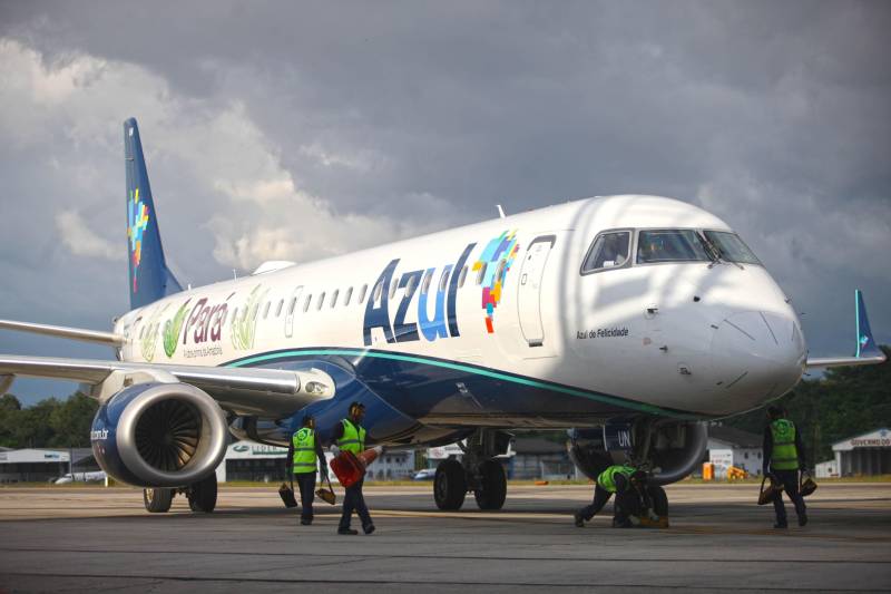 Pousou na tarde desta terça-feira (27) a aeronave modelo Airbus A 320 da Companhia Azul Linhas Aéreas adesivada com a logomarca “Para, A Obra-Prima da Amazônia” (foto). Levando a logomarca em sua aeronave, a companhia promove o turismo paraense nos mercados nacional e internacional. A estratégia é fruto de uma parceria entre a secretaria de estado de Turismo (Setur) e a Azul. A aeronave está voando por toda a malha aérea nacional da Azul e já passou por outros países como Argentina, Uruguai e Guiana Francesa. A companhia tem ampliado suas bases de operações no Pará com rotas regionais, nacionais e internacionais. “ Esta é uma estratégia no sentido de levar a marca do turismo paraense para todos os lugares em que a Azul voa. Desta forma o turismo no Pará é promovido como atividade econômica”, comenta o secretário de Estado de Turismo, Adenauer Goes.
FOTO: THIAGO GOMES / AG. PARÁ
DATA: 27.03.2018
BELÉM - PARÁ <div class='credito_fotos'>Foto: Thiago Gomes /Ag. Pará | <a href='/midias/2018/originais/c464a2c9-87ec-4b38-8f66-f5b1f369f7b1.jpg' download><i class='fa-solid fa-download'></i> Download</a></div>