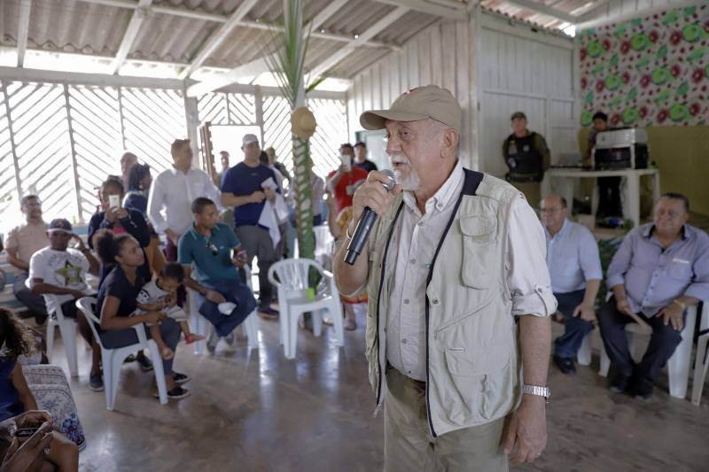 O título coletivo ratifica que 225 mil hectares de terra pertencem às 145 famílias remanescentes de quilombos que vivem em Cachoeira Porteira. A titulação ocorreu pela desafetação de parte das florestas estaduais (flotas) de Trombetas e Faro, aprovada pela Assembleia Legislativa do Pará e decretada pelo governador Simão Jatene.
FOTO: MÁRCIO NAGANO / SECOM
DATA: 03.03.2018
ORIXIMINÁ - PARÁ <div class='credito_fotos'>Foto: MÁRCIO NAGANO / SECOM | <a href='/midias/2018/originais/c466550e-cf49-4530-bd6c-8bd9c4df4c4c.jpg' download><i class='fa-solid fa-download'></i> Download</a></div>