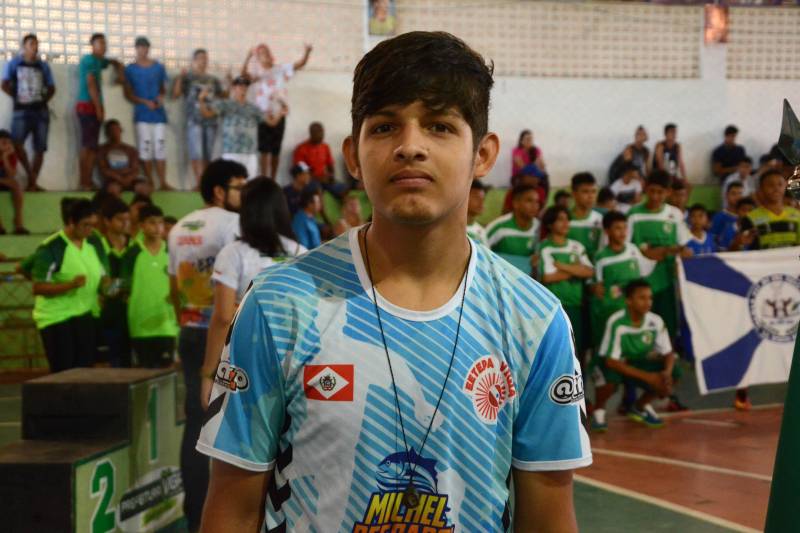 As escolas estaduais dos municípios de Vigia, Augusto Corrêa e Benevides venceram a primeira regional dos Jogos Estudantis Paraenses (Jeps), que chegou ao fim neste sábado, 5, em Vigia de Nazaré, no nordeste paraense, após cinco dias de competição. As vagas no Handebol Masculino e Feminino B (atletas de 15 a 17 anos) ficaram com as escolas de Vigia: Escola Técnica de Vigia (EETEPA) e Escola Estadual Bertoldo Nunes, respectivamente. Também no Handebol Feminino, categoria A (12 a 14 anos), a vitória foi da Escola Barão do Guajará, de Vigia. Os Jeps ocorrem há 60 anos por iniciativa do Governo do Estado por meio do Núcleo de Esporte e Lazer (NEL) da Secretaria de Estado de Educação (Seduc), com apoio das prefeituras municipais. Na foto, Lucas Santos, 15 anos, artilheiro do time de Handebol de Vigia.
FOTO: FERNANDO NOBRE / ASCOM SEDUC
DATA: 05.05.2018
VIGIA - PARÁ <div class='credito_fotos'>Foto: FERNANDO NOBRE/ASCOM SEDUC | <a href='/midias/2018/originais/c473e334-a650-4ae6-a90a-6a15cf17033a.jpg' download><i class='fa-solid fa-download'></i> Download</a></div>