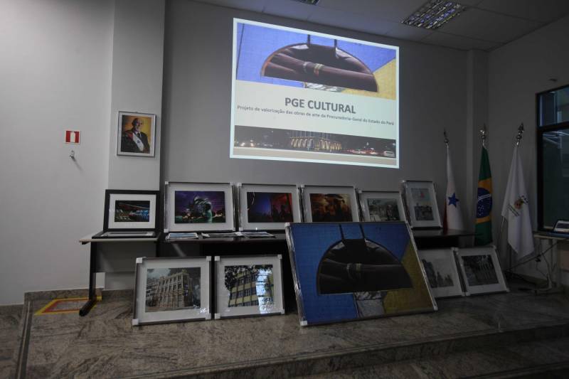 Fotografias que datam desde 1985, mostrando as várias sedes da Procuradoria-Geral do Estado (PGE) ao longo da história, além de locais típicos de Belém e diversas cenas do dia a dia da cidade. Um trabalho que resulta do olhar artístico de Luiz Braga, adquirido pela PGE em 1997 e já totalmente restaurado. Na última quarta-feira (12), as obras foram entregues, na sede da instituição, pelo próprio Luiz Braga, momento que também marcou a instalação oficial da Curadoria de Arte.

FOTO: SIDNEY OLIVEIRA / AG. PARÁ
DATA: 14.12.2018
BELÉM - PARÁ <div class='credito_fotos'>Foto: Sidney Oliveira/Ag. Pará   |   <a href='/midias/2018/originais/c4746662-c6a3-444e-a98b-bba79151a80b.jpg' download><i class='fa-solid fa-download'></i> Download</a></div>