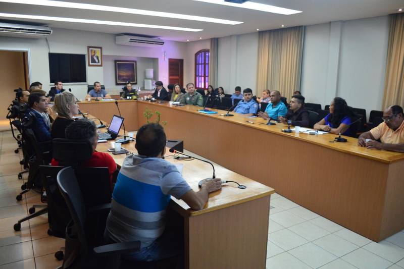 Para garantir a tranquilidade, a frequência e o deslocamento seguro de quem pretende aproveitar o mês de julho em Outeiro, Mosqueiro, Marudá, Bragança e Salinópolis, a Secretaria de Estado de Segurança Pública e Defesa Social (Segup) reuniu (foto), na manhã desta terça-feira (12), gestores estaduais e empresários da área do entretenimento para traçar um plano de ações preventivas e através dele oferecer mais segurança a veranistas. Para o secretário de Segurança Pública, Luiz Fernandes, o trabalho será integrado para que todas as equipes de atuação possam dar apoio aos municípios com maior concentração de veranistas. “Realizaremos um trabalho integrado e estaremos atentos 24 horas por dia para oferecer segurança à população”, garantiu o secretário.

FOTO: ELIELSON MODESTO / ASCOM SEGUP
DATA: 12.06.2018
BELÉM - PARÁ <div class='credito_fotos'>Foto: Elielson Modesto / Ascom Segup   |   <a href='/midias/2018/originais/c48023df-af12-4599-9507-969adfd64add.jpg' download><i class='fa-solid fa-download'></i> Download</a></div>