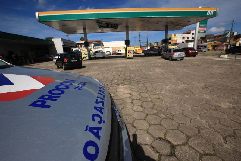 A Diretoria de Proteção e Defesa do Consumidor ( Procon) da Secretaria de Estado de Justiça e Direitos Humanos ( Sejudh) está nas ruas desde a última quinta-feira (24) averiguando a comercialização nos postos de combustíveis na Região Metropolitana de Belém.
FOTO: MÁCIO FERREIRA / AG. PARÁ
DATA: 25.05.2018
BELÉM - PARÁ <div class='credito_fotos'>Foto: MÁCIO FERREIRA/ AG. PARÁ | <a href='/midias/2018/originais/c4818dac-5291-43e7-9537-bd3eeeb94834.jpg' download><i class='fa-solid fa-download'></i> Download</a></div>