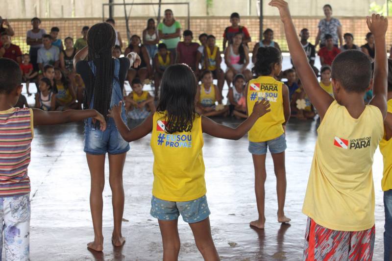 À tarde, os polos do Pro Paz nos Bairros, do Instituto de Ensino de Segurança do Pará (Iesp) e da Universidade Federal do Pará (UFPA) promoveram palestras para as crianças e seus familiares, dentro da programação alusiva ao “Dia da família no polo”, na qual famílias e alunos se reúnem para confraternizar, debater o tema e participar das apresentações de dança. "Hoje realizamos uma roda de conversa sobre abuso e exploração sexual contra crianças e adolescentes. Tanto para os pais, para que fiquem atentos aos sinais e reforcem a atenção, pois grande parte da violência ocorre dentro de casa, quanto para empoderar essas crianças, para que elas saibam diferenciar o contato com os adultos. Se ocorrer, que elas possam denunciar, que elas percebam que têm voz e apoio de profissionais que, constantemente, estão na luta da defesa dos seus direitos", disse a assistente social Joyce Cardoso, responsável pela palestra no Polo UFPA.
FOTO: CARLOS SODRÉ / AG. PARÁ
DATA: 18.05.2018
BELÉM - PARÁ <div class='credito_fotos'>Foto: Agência Pará | <a href='/midias/2018/originais/c48aa728-3c21-4a0e-b1a1-3695d1774497.jpg' download><i class='fa-solid fa-download'></i> Download</a></div>