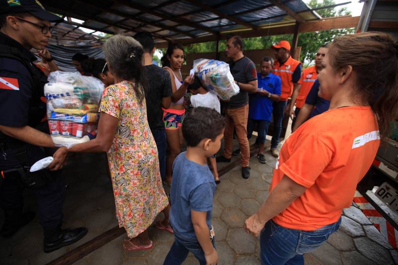 A entrega de mais de 200 cestas básicas às famílias atingidas pelas cheias dos rios Tocantins e Itacaiúnas, em Marabá, no sudeste do Pará, foi a principal ação, neste sábado (17), da força-tarefa montada para prestar atendimento aos desabrigados na região.
FOTO: MÁCIO FERREIRA / AG. PARÁ
DATA: 17.02.2018
MARABÁ - PARÁ <div class='credito_fotos'>Foto: MÁCIO FERREIRA/ AG. PARÁ | <a href='/midias/2018/originais/c48b76bf-0e5e-48e1-8dd8-7fbfad6b6cf3.jpg' download><i class='fa-solid fa-download'></i> Download</a></div>