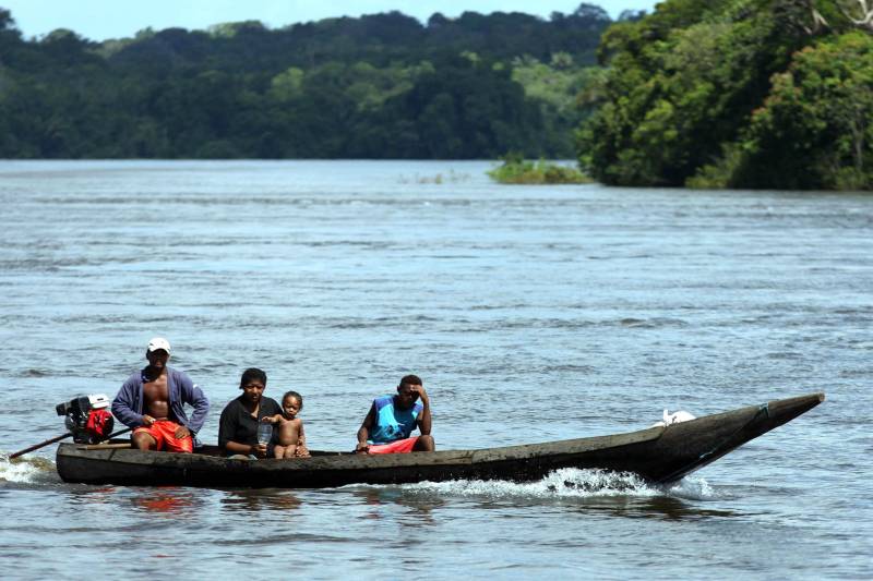 O Pará é o estado brasileiro que mais titulou áreas em prol dos remanescentes de quilombos em todo o Brasil. Um avanço e um reconhecimento histórico para aqueles que tanto fizeram pelo país desde a sua colonização. Somente nos últimos três anos, o Governo emitiu cinco títulos coletivos; o mais recente foi entregue no sábado (3), na comunidade Cachoeira Porteira (foto), localizada em Oriximiná, região oeste do Pará.
FOTO: ANTONIO SILVA / ARQUIVO AG. PARÁ
DATA: 05.03.2018
ORIXIMINÁ - PARÁ
<div class='credito_fotos'>Foto: Antônio Silva/Ag. Pará | <a href='/midias/2018/originais/c48d7404-af01-466c-b544-350a99ffe0a1.jpg' download><i class='fa-solid fa-download'></i> Download</a></div>