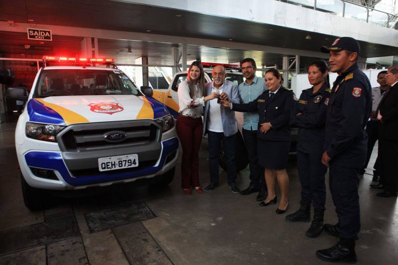 Com a entrega de mais 359 veículos, somente esta semana, o Governo do Pará reforçou a atuação da área de segurança pública em todo o Estado. Todos os veículos auxiliarão no combate a criminalidade e a manutenção da segurança em todo o território paraense. Boa parte desses veículos foi destinada diretamente para as guardas municipais, numa ação integrada com as Prefeituras, por meio da Secretaria de Segurança Pública e Defesa Social (Segup) com articulação da Secretaria de Municípios Sustentáveis, que define em conjunto com os municípios, a agenda de prioridades. A última etapa da entrega ocorreu nesta quinta-feira (5), no Hangar – Centro de Convenções da Amazônia. Na foto, o governador Simão Jatene(blazer azul) participou da entrega dos equipamentos.
FOTO: RODOLFO OLIVEIRA / AG. PARÁ
DATA: 05.07.2018
BELÉM - PARÁ <div class='credito_fotos'>Foto: Rodolfo Oliveira/Ag. Pará | <a href='/midias/2018/originais/c48e19c5-f531-4b91-92fe-4f20275d97d9.jpg' download><i class='fa-solid fa-download'></i> Download</a></div>