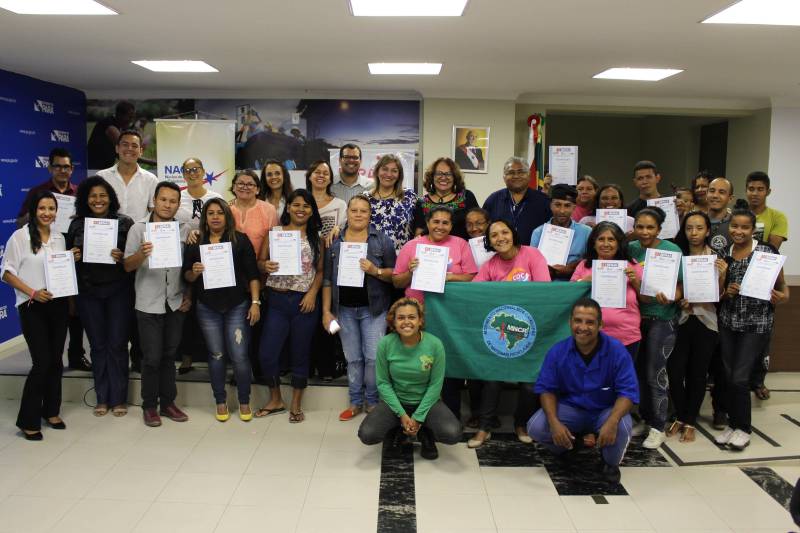 Alunos do curso de “Técnicas de gestão de resíduos sólidos” e de “Boas práticas higiênico sanitárias dos alimentos” foram certificados pelo Programa Pará Profissional. Ao todo, 32 concluintes estiveram presentes na cerimônia, que ocorreu no auditório da Casa Civil, na quinta-feira (28). O Programa Pará Profissional é um dos instrumentos utilizados no combate à desigualdade inter-regional no Estado, por meio da qualificação profissional da mão de obra local. Coordenado pela Secretaria de Estado de Ciência, Tecnologia e Educação Profissional e Tecnológica (Sectet), o programa é amparado pela Lei 8.427, de 16 de novembro de 2016. As ofertas de cursos são feitas de acordo com as demandas vindas dos setores produtivos de cada região do estado, mediante oficinas, reuniões e solicitações diretas das prefeituras.
FOTO: ERIKA TORRES / ASCOM NAC
DATA: 01.03.2018
BELÉM - PARÁ <div class='credito_fotos'>Foto: ERIKA TORRES / ASCOM NAC | <a href='/midias/2018/originais/c48ff4d5-115d-4033-915e-422c78d2f88e.jpg' download><i class='fa-solid fa-download'></i> Download</a></div>