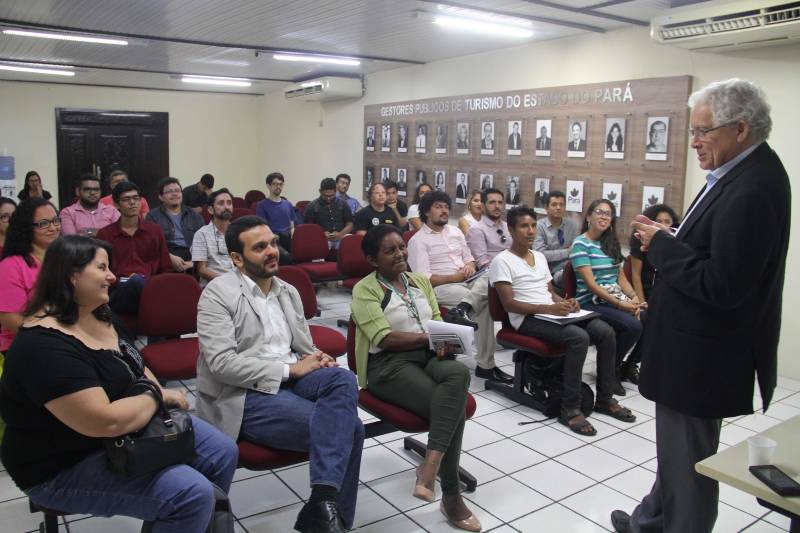 Os autores dos 14 projetos selecionados para a última fase do Desafio InovaTur, uma ação conjunta das secretarias de Estado de Turismo (Setur) e de Ciência, Tecnologia e Educação Profissional e Tecnológica (Sectet), participaram de palestras na tarde de quinta-feira (26) com o secretário de Estado de Turismo, Adenauer Góes (d), e com a empresária do setor gastronômico Joanna Martins. O InovaTur busca soluções para a promoção do Estado do Pará como destino turístico nos principais mercados emissores de turistas, tanto nacionais quanto internacionais. O desafio conta com a parceria do Parque de Ciência e Tecnologia (PCT) Guamá e da Agência de Inovação Tecnológica da Universidade Federal do Pará (Universitec).
FOTO: ISRAEL PEGADO / ASCOM SETUR
DATA: 27.04.2018
BELÉM - PARÁ <div class='credito_fotos'>Foto: ISRAEL PEGADO / ASCOM SETUR | <a href='/midias/2018/originais/c49a3185-7e2c-4bed-ad62-312b4a41b6df.jpg' download><i class='fa-solid fa-download'></i> Download</a></div>