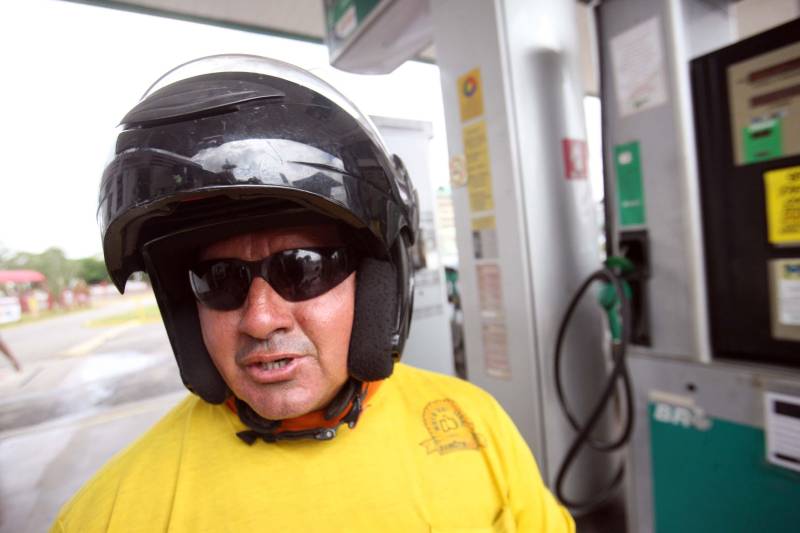 Fiscais da Proteção e Defesa do Consumidor (Procon) da Secretaria de Estado de Justiça e Direitos Humanos ( Sejudh) continuam nas ruas averiguando a comercialização nos postos de combustíveis da Região Metropolitana de Belém. Na manhã desta terça-feira (5), a atuação do Procon contou com o auxílio de dois fiscais da Agência Nacional do Petróleo, Gás Natural e Biocombustíveis (ANP) “ O objetivo dessa nossa fiscalização é verificar se o desconto de R$ 0,46 no preço do litro do diesel, determinado pelo Governo Federal, está sendo repassado em sua totalidade pelos postos revendedores de combustíveis”, disse o fiscal da ANP, Leônidas Vilhena. Na foto, o mototaxista Jurandir Ferreira, 42 anos.  

FOTO: MARCELO LELIS / AG. PARÁ
DATA: 05.06.2018
BELÉM - PARÁ <div class='credito_fotos'>Foto: Marcelo Lelis / Ag. Pará   |   <a href='/midias/2018/originais/c49b7f56-dfdf-4674-b2b4-6933672b4db9.jpg' download><i class='fa-solid fa-download'></i> Download</a></div>