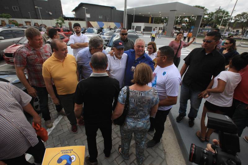O governador Simão Jatene fez neste domingo (30), às 11 h, uma visita técnica (foto) às instalações do novo Hospital Abelardo Santos, no Distrito de Icoaraci, na Região Metropolitana de Belém. Como fez em Capanema (nordeste do Pará), no novo Hospital Regional dos Caetés, o governador convidou pessoas da comunidade para acompanhá-lo na visita. O objetivo foi mostrar à população que o hospital está pronto para ser inaugurado. "Alguns pequenos detalhes, obrigatórios para a entrada em funcionamento de qualquer hospital, ainda precisam ser feitos, como a assepsia dos ambientes e a calibragem dos equipamentos. Mas o ‘Abelardo’ está pronto, e já é o maior hospital da Região Metropolitana", disse o governador.

FOTO: CRISTINO MARTINS / AG. PARÁ
DATA: 30.12.2018
ICOARACI - PARÁ <div class='credito_fotos'>Foto: Cristino Martins/Ag. Pará   |   <a href='/midias/2018/originais/c49ebcf9-6c5e-4a8e-bf2c-5340e0e89145.jpg' download><i class='fa-solid fa-download'></i> Download</a></div>