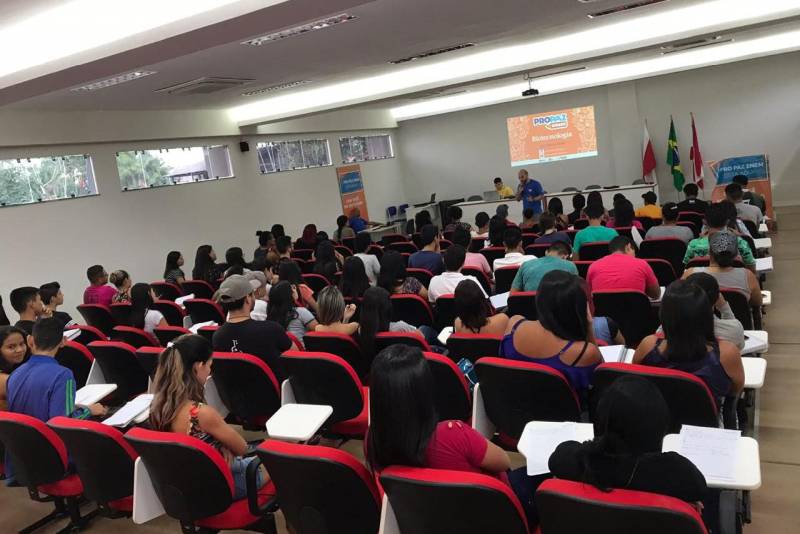 Com o objetivo de revisar e dar outro olhar sobre as temáticas cobradas no Exame Nacional do Ensino Médio (Enem), o Pro Paz Enem percorre os municípios paraenses ministrando aulas gratuitas. Neste sábado (28) foi realizado simultaneamente o “aulão” preparatório em Abaetetuba, Breves e Soure (Marajó).
FOTO: ASCOM PRO PAZ
DATA: 28.04.2018
BREVES - PARÁ <div class='credito_fotos'>Foto: ASCOM PRO PAZ | <a href='/midias/2018/originais/c4a483f1-e85a-4166-b1ad-fc4217442944.jpg' download><i class='fa-solid fa-download'></i> Download</a></div>
