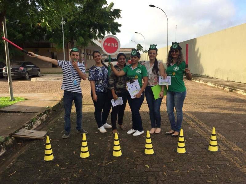 Diante dessa constatação, a direção do HGT, por meio da Comissão Interna de Prevenção de Acidente (Cipa), está promovendo campanha com blitz interna (foto) junto aos colaboradores, usuários e acompanhantes para incentivo do uso do capacete por parte dos condutores de motos e o cinto de segurança nos motoristas de carros, além de comportamento cordial e de atenção à legislação vigente. A ação teve início dia 28 de março e não tem data para encerrar. As ações são realizadas com palestras, distribuição de material educativo e atividades dinâmicas no Hall de entrada do hospital, a área frontal e de estacionamento. A ação conta com apoio do Grupo de Trabalho de Humanização (GTH).
FOTO: ASCOM / HGT
DATA: 07.04.2018
TAILÂNDIA - PARÁ
<div class='credito_fotos'>Foto: ASCOM / HGT | <a href='/midias/2018/originais/c4a575f5-0d8c-440f-b131-87541a0b007c.jpg' download><i class='fa-solid fa-download'></i> Download</a></div>