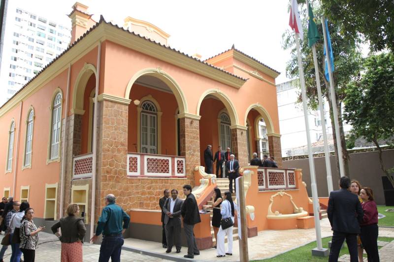 “Que esse espaço seja marcado pela neutralidade, não pela indiferença, mas por abrigar todas as diferenças”. Com essa frase, o governador Simão Jatene inaugurou nesta quinta-feira, 20, o Escritório (foto) Compartilhado da Agência das Nações Unidas (ONU) no Estado do Pará, o primeiro no Norte do País, o terceiro em território nacional. “Que as decisões tomadas aqui, a partir de Belém, de forma democrática, alcancem toda a cidade, ultrapassem os limites do estado e depois o mundo”, disse o governador. O Escritório Compartilhado da Agência das Nações Unidas (ONU) no Estado do Pará está abrigado em um prédio cedido pelo Governo do Estado, na Avenida Nazaré, no centro de Belém. Nele, funcionarão inicialmente os escritórios de representação do Programa das Nações Unidas para o Desenvolvimento (Pnud) e do Fundo das Nações Unidas para a Infância (Unicef).

FOTO: CRISTINO MARTINS / AG. PARÁ
DATA: 20.12.2018
BELÉM - PARÁ <div class='credito_fotos'>Foto: Cristino Martins/Ag. Pará   |   <a href='/midias/2018/originais/c4b3ca04-4e33-478a-9fe6-e0516ec50756.jpg' download><i class='fa-solid fa-download'></i> Download</a></div>