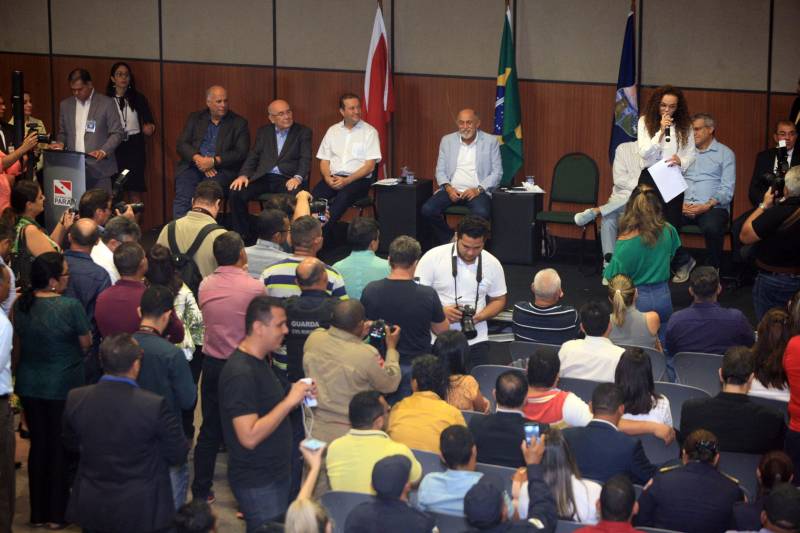 Com a entrega de mais 359 veículos, somente esta semana, o Governo do Pará reforçou a atuação da área de segurança pública em todo o Estado. Todos os veículos auxiliarão no combate a criminalidade e a manutenção da segurança em todo o território paraense. Boa parte desses veículos foi destinada diretamente para as guardas municipais, numa ação integrada com as Prefeituras, por meio da Secretaria de Segurança Pública e Defesa Social (Segup) com articulação da Secretaria de Municípios Sustentáveis, que define em conjunto com os municípios, a agenda de prioridades. A última etapa da entrega ocorreu nesta quinta-feira (5), no Hangar – Centro de Convenções da Amazônia.
FOTO: RODOLFO OLIVEIRA / AG. PARÁ
DATA: 05.07.2018
BELÉM - PARÁ <div class='credito_fotos'>Foto: Rodolfo Oliveira/Ag. Pará | <a href='/midias/2018/originais/c4b55a38-4b17-46f5-a26b-4453410fe537.jpg' download><i class='fa-solid fa-download'></i> Download</a></div>