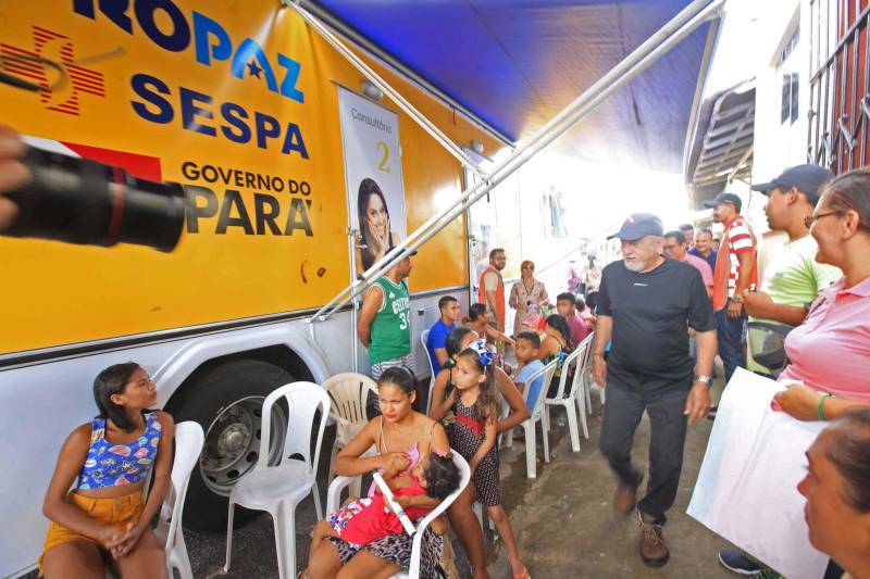 O governador Simão Jatene está no município de Bragança, nordeste do Estado, neste sábado (19), para visitar algumas das localidades atingidas pelas enchentes provocadas pelas chuvas do início da semana. A Defesa Civil Estadual está articulando as secretarias de Estado para atender às pessoas afetadas pelos alagamentos. Até o momento são três famílias desabrigadas e mais de três mil pessoas afetadas, principalmente na comunidade de Maranhãozinho. A prefeitura decretou estado de alerta. Uma sala de situação foi montada no município para o gerenciamento das ações que atendem às famílias. Na foto, o governador Simão Jetene em visita a unidade do Pro Paz no município.
FOTO: RODOLFO OLIVEIRA / AG. PARÁ
DATA: 19.05.2018
BRAGANÇA - PARÁ <div class='credito_fotos'>Foto: Rodolfo Oliveira/Ag. Pará | <a href='/midias/2018/originais/c4bc7b72-8546-43c7-be02-b272bc8a5476.jpg' download><i class='fa-solid fa-download'></i> Download</a></div>