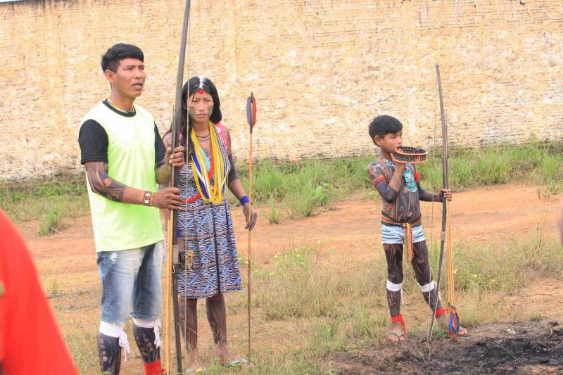 O que na aldeia é uma ferramenta de caça, na Semana dos Povos Indígenas vira uma das modalidades esportivas mais aguardadas. A competição de arco e flecha levou ao Estádio Municipal Turcão, no centro de São Félix do Xingu, município do sudeste do Pará, um dos símbolos da cultura dessas comunidades. Entre índios jovens, que saem na floresta à procura de comida, aos velhos caciques, que chefiam as aldeias, 15 participaram da competição, exibindo precisão e habilidade. Para eles, mais importante do que competir é poder estar a lado dos irmãos, que vêm de diversas partes do País para o evento. Um deles é Paulinho Juruna, 33 anos, que saiu do Estado do Mato Grosso e viajou por quase dois dias para participar da semana em São Félix. “Nosso povo veio com muita alegria ao Pará. A gente nunca tinha estado aqui. Temos gratidão com a Prefeitura de São Félix pelo convite. Agora, posso mostrar minha habilidade com o arco e flecha aos parentes Kayapó da região. E, quem sabe, aprender com eles”, disse Paulinho Juruna, acrescentando que “usamos a flecha basicamente para caçar. Mais para a pesca. É como se fosse o anzol de vocês”. Na foto, Paulinho Juruna (e), 33 anos.
FOTO: RODOLFO OLIVEIRA / AG. PARÁ
DATA: 17.04.2018
SÃO FÉLIX DO XINGU - PARÁ <div class='credito_fotos'>Foto: Rodolfo Oliveira/Ag. Pará | <a href='/midias/2018/originais/c4bd7a84-387f-401f-a00f-0063bced68a7.jpg' download><i class='fa-solid fa-download'></i> Download</a></div>