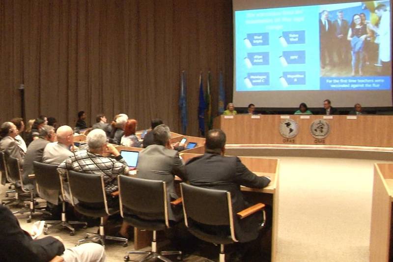 O Governo do Pará assinou nesta terça-feira (13), em Brasília (DF), um Termo de Cooperação com a Organização Pan-Americana de Saúde (Opas). O acordo vai efetivar mais ações na rede estadual de saúde, nas mais diversas áreas. “Desenvolvimento de recursos humanos, de ações de combate a endemias e desenvolvimento tecnológico serão as principais ações diretas, fruto desse acordo”, disse o secretário de Estado de Saúde Pública, Vítor Mateus, que foi a Brasília para a assinatura do acordo. O representante da Organização Pan-Americana de Saúde/Organização Mundial de Saúde (Opas/OMS) no Brasil, Joaquín Molina, assinou o documento, com o testemunho do ministro da Saúde, Ricardo Barros. Organização internacional com 100 anos de experiência e integrante dos sistemas da Organização dos Estados Americanos (OEA) e da Organização das Nações Unidas (ONU), a Opas exerce um papel fundamental na melhoria de políticas e serviços públicos de saúde, por meio da transferência de tecnologia e da difusão do conhecimento.
FOTO: SECOM
DATA: 13.03.2018
BELÉM - PARÁ <div class='credito_fotos'>Foto: Ascom Secom | <a href='/midias/2018/originais/c4be49f0-3213-43e0-81b5-c0894c98965c.jpg' download><i class='fa-solid fa-download'></i> Download</a></div>
