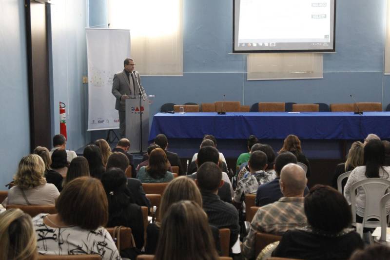 A Superintendência do Sistema Penitenciário do Estado (Susipe), por meio da Escola de Administração Penitenciária (EAP), promoveu, nesta quinta-feira (1), um workshop para discutir as diretrizes do monitoramento eletrônico no Pará. Atualmente, o Estado tem um total de 1.558 presos monitorados com uso da tornozeleira eletrônica, sendo 205 do sexo feminino e 1.353 do sexo masculino. O evento aconteceu no auditório da Ordem dos Advogados (OAB) seção Pará, em Belém, e contou com a presença de membros do Tribunal de Justiça, Ministério Público, Defensoria Pública, Polícias Militar e Civil, OAB, servidores do Núcleo Gestor de Monitoramento Eletrônico (NGME), da Diretoria de Execução Criminal (DEC) e Diretoria de Administração Penitenciária (DAP) da Susipe, além de estudantes e demais profissionais. O objetivo do workshop foi promover o debate sobre os serviços de monitoração eletrônica, assegurando o acompanhamento adequado na garantia do cumprimento da pena, além de promover a trocas de saberes e parcerias.
FOTO: AKIRA ONUMA / ASCOM SUSIPE
DATA: 01.03.2018
BELÉM - PARÁ <div class='credito_fotos'>Foto: Akira Onuma / Ascom Susipe | <a href='/midias/2018/originais/c4c59d67-72b8-4761-b10f-753ff46fb87e.jpg' download><i class='fa-solid fa-download'></i> Download</a></div>