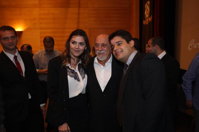 Para o governador Simão Jatene (foto), todos os nomeados podem se considerar – a partir do momento em que optaram por um concurso público no Pará – paraenses, “pois vão ajudar a construir o estado”. “Vocês terão a grata oportunidade de conhecer o estado pelo seu interior, o que é extremamente enriquecedor”, disse o governador. “Mas, preparem-se, pois terão poucos aplausos nos acertos e muitas e severas críticas ao menor erro”. Sobre o concurso e a posse dos novos delegados, Jatene disse que “mais um desafio foi vencido, que é o de ter um delegado para cada município”. “É mais um passo no sentido de combater a violência e melhorar os índices da segurança pública, o que nós fazemos mesmo com a crise que ainda assola o país”, disse o governador. “Enquanto existir essa vontade coletiva, unindo governo e sociedade, vamos vencer mais desafios, em todas as áreas”, concluiu Simão Jatene.
FOTO: SYDNEY OLIVEIRA / AG. PARÁ
DATA: 26.02.2018
BELÉM - PARÁ <div class='credito_fotos'>Foto: Sidney Oliveira/Ag. Pará | <a href='/midias/2018/originais/c4c9049b-e852-4b62-832e-d59a1bf95f64.jpg' download><i class='fa-solid fa-download'></i> Download</a></div>