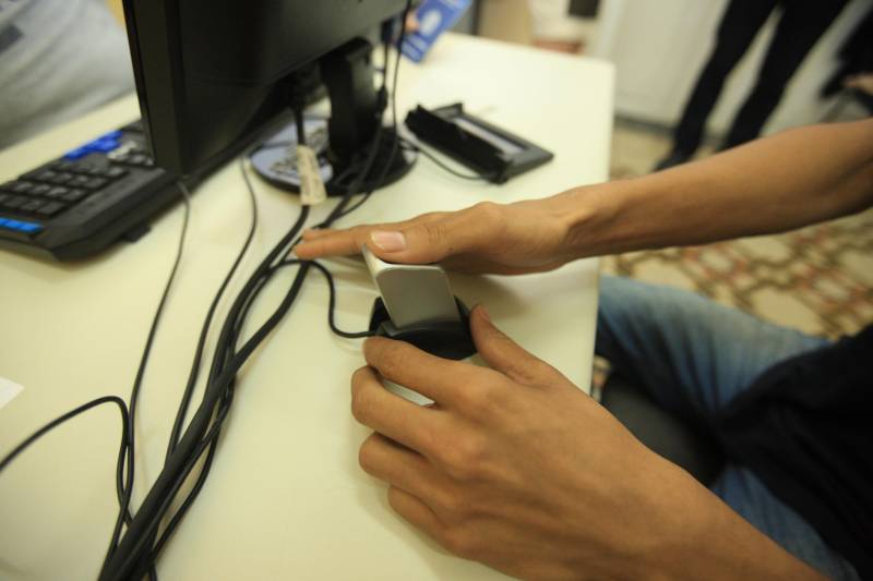 O estudante João Rabelo, 18 anos, começou a semana nesta segunda-feira, 3, comemorando sua primeira carteira de trabalho. O documento foi tirado na sede da Secretaria de Justiça e Direitos Humanos. “Foi tudo muito rápido, agendei em uma sexta-feira e pouco mais de uma  semana depois ela está aqui. Agora é só mostrar para o meu patrão e iniciar minha carreira de trabalhador em uma pousada”, disse o jovem. A carteira de João foi uma das 7.922 carteiras de trabalho emitidas pela Sejudh neste ano de 2018. Cerca de 60% delas foram no interior do estado, em mais de 40 municípios visitados pela Sejudh. “ Nosso diferencial é esse. Somos o único órgão que vai até o cidadão no interior, proporcionando esse serviço”, disse  Eliandro Kogempa, diretor de Cidadania e Direitos Humanos da Sejudh. Há dois anos, as carteiras de trabalho passaram a ser informatizadas, com mais segurança ao cidadão e ao órgão emissor.  “O balanço que fazemos é positivo. Estamos com uma média de 30 agendamentos diários e entregamos a carteira de 3 a 4 dias úteis”, destacou Eliandro. Na foto, coleta de biometria.

FOTO: THIAGO GOMES / AG. PARÁ
DATA: 03.12.2018
BELÉM - PARÁ <div class='credito_fotos'>Foto: Thiago Gomes /Ag. Pará   |   <a href='/midias/2018/originais/c4ca1e5e-6dec-4b0c-a890-d9752d06f15e.jpg' download><i class='fa-solid fa-download'></i> Download</a></div>