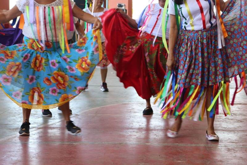 Cerca de 400 idosos, trajando as vestes típicas da época junina, participaram do 19º “Arraiá” (foto), que integra o Projeto Vida Ativa na Terceira Idade, nesta terça-feira (26), no Estádio Olímpico do Pará, o Mangueirão, em Belém. O momento mais esperado da festa foi o concurso de Miss Caipira 2018. Conceição Albuquerque, com o traje “Miss Copa do Mundo”, foi a vencedora desta edição. A festa junina contou com apresentação de quadrilhas de entidades de assistência à pessoa idosa e muitas brincadeiras da quadra junina, além da cantora Suanny Batidão. Com a roupa nas cores verde e amarela, Conceição Albuquerque, candidata do núcleo do projeto que funciona na Tuna Luso Brasileira, apostou na junção do tema junino com a mais importante competição de futebol – a Copa do Mundo, na Rússia. A ganhadora participou ao lado de cinco candidatas e conquistou os jurados, que avaliaram coreografia, simpatia e traje. Emocionada, a vencedora recebeu a faixa das mãos de Marlene da Silva, a miss de 2017.
FOTO: ADRIANA PINTO / ASCOM SEEL
DATA: 26.06.2018
BELÉM - PARÁ <div class='credito_fotos'>Foto: ADRIANA PINTO / ASCOM SEEL | <a href='/midias/2018/originais/c4d20454-babf-488e-b973-a87635f17e9e.jpg' download><i class='fa-solid fa-download'></i> Download</a></div>