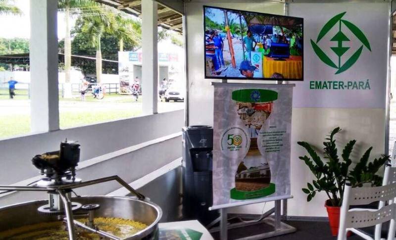 A Empresa de Assistência Técnica e Extensão Rural do Pará (Emater) mostra até este domingo (22) uma variedade de serviços na Feira de Negócios Agropecuários de Belém (Fenabel). A mostra inclui oficinas do projeto “Frutificando saberes e sabores no campo”, exposição de impressos, exibição de vídeos, horta em pequenos espaços, informações técnicas sobre Cadastro Ambiental Rural (CAR) e outras abordagens. A participação da Emater incluiu ainda mobilização de técnicos e agricultores da área de abrangência de seis regionais administrativas. A equipe de apoio é coordenada pelo técnico Raimundo Ribeiro, chefe do Núcleo de Metodologia de Comunicação (NMC), representante da empresa no evento.
FOTO: ASCOM / EMATER
DATA: 21.04.2018
BELÉM - PARÁ <div class='credito_fotos'>Foto: ASCOM EMATER | <a href='/midias/2018/originais/c4d685f1-b2fe-442f-b404-032031263772.jpg' download><i class='fa-solid fa-download'></i> Download</a></div>