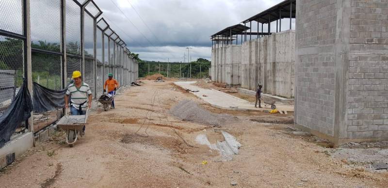 Com área total de mais de nove mil metros quadrados, a nova Cadeia Pública de Redenção (foto), no sudeste paraense, já está com 94,32% da obra concluída. A última etapa consiste no acabamento e equipagem da unidade prisional. A previsão de entrega é para março de 2019. A nova unidade prisional terá capacidade para 306 novas vagas e está orçada em mais de R$ 11 milhões.

FOTO: ASCOM / SUSIPE
DATA: 24.12.2018
REDENÇÃO - PARÁ <div class='credito_fotos'>Foto: ASCOM SUSIPE   |   <a href='/midias/2018/originais/c4dbaf4b-3215-46b9-bafe-3908d0b02862.jpg' download><i class='fa-solid fa-download'></i> Download</a></div>