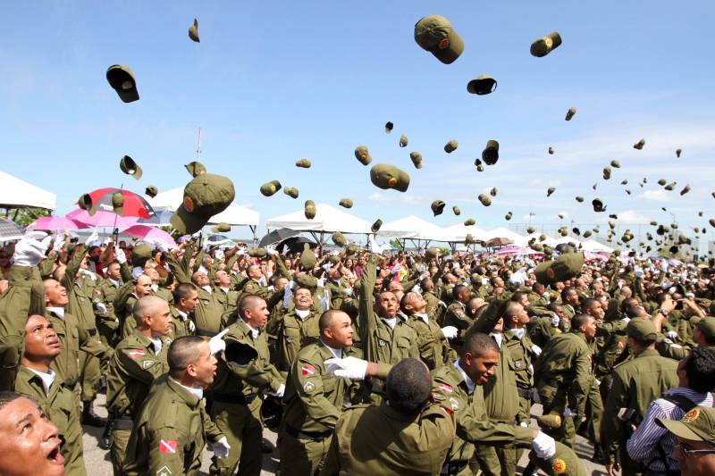 A cerimônia de formatura dos novos praças da Polícia Militar ocorreu na manhã desta segunda-feira (9), simultaneamente, em Belém e outros seis municípios paraenses: Santa Izabel, Castanhal, Barcarena, Capanema, Bragança e Tucuruí. Em Parauapebas, Marabá, Breves, Soure e Conceição do Araguaia, a formatura será celebrada na quinta-feira, dia 12. Na sexta-feira, dia 13, é a vez de Santarém, Altamira, Paragominas e Itaituba. O governador Simão Jatene presidiu a cerimônia de formatura no Portal da Amazônia, bairro da Cidade Velha, em Belém. Milhares de familiares dos formandos lotaram o espaço para entregar aos novos policiais militares seus diplomas de conclusão de curso.
FOTO: CRISTINO MARTINS / AG. PARÁ
DATA: 09.07.2018
BELÉM - PARÁ <div class='credito_fotos'>Foto: Cristino Martins/Ag. Pará | <a href='/midias/2018/originais/c4dd22f6-2105-47f1-b3d2-3af5e94f7ce8.jpg' download><i class='fa-solid fa-download'></i> Download</a></div>